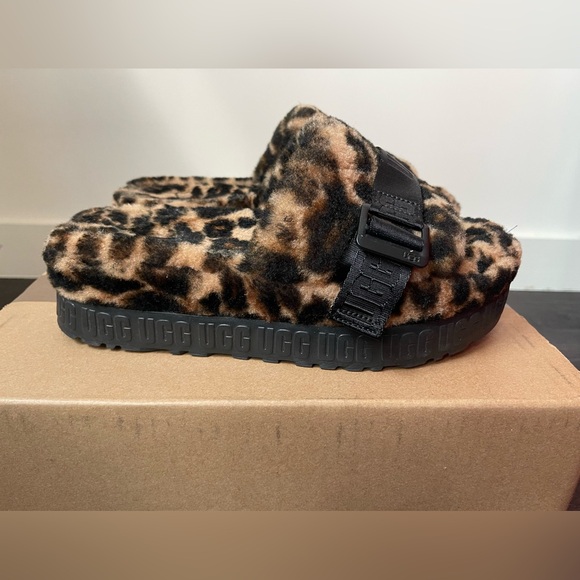 Ugg Fluffita Sandal - Picture 2 of 7